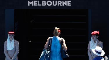 Petenis Rusia Maria Sharapova meninggalkan Rod Laver Arena setelah kalah atas Ashleigh Barty dari Australia pada babak keempat Australia Terbuka 2019 di Melbourne, Australia (20/1). Sharapova kalah 4-6 6-1 6-4. (AP Photo/Aaron Favila)