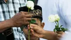 Umat Buddha Myanmar memberikan mawar putih kepada umat Islam yang akan melaksanakan salat Id pada perayaaan Idul Fitri di kota Than Lyin, pinggiran Yangon, Rabu (5/6/2019). Momen ini menjadi sebuah aksi solidaritas yang langka di sebuah negara, di mana Islam kerap difitnah. (Sai Aung MAIN/AFP)