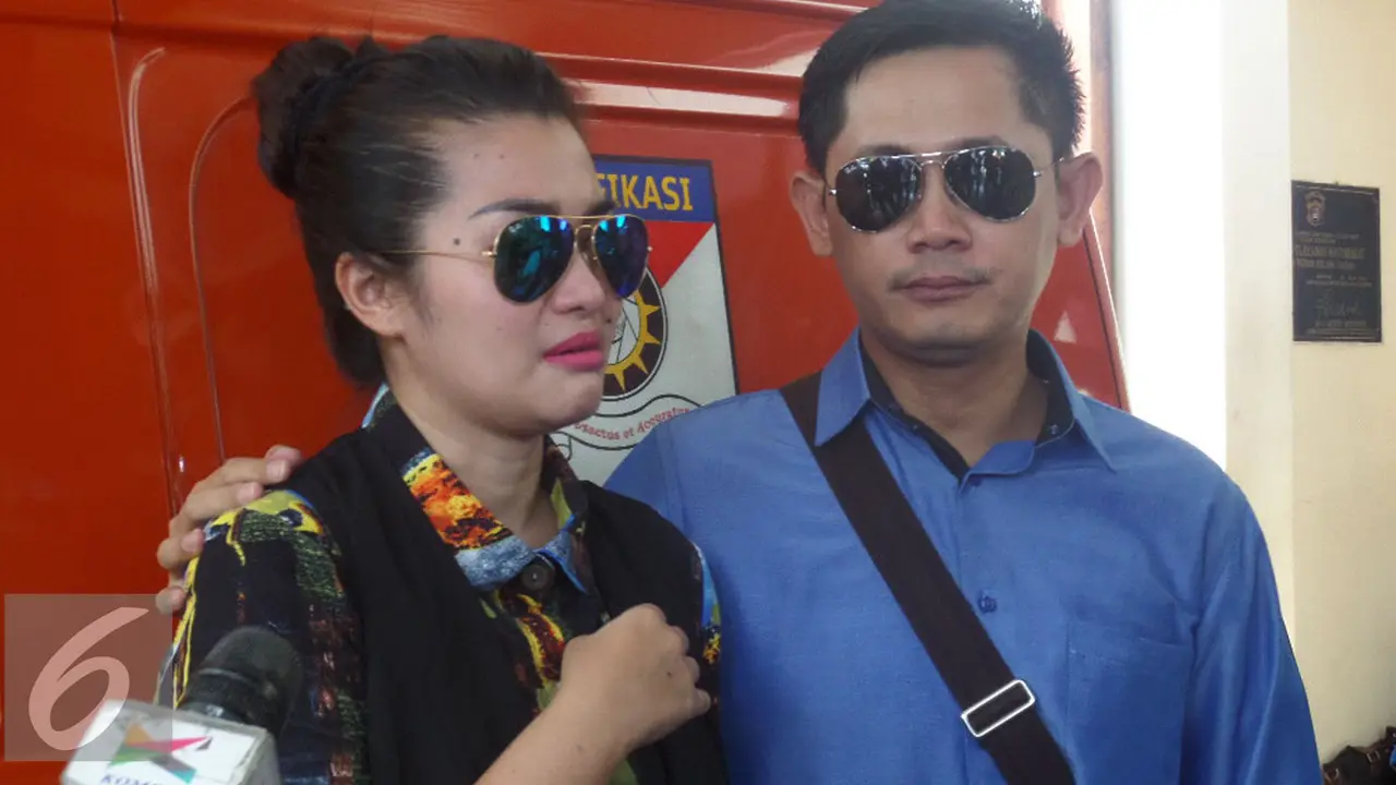 Fitri Carlina dan Hendra Sumendap