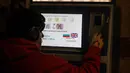 Keputusan ini menjadikan Bulgaria sebagai negara ke-21 yang bergabung dalam kawasan zona euro. Tampak dalam foto, seseorang membeli tiket dari mesin yang menunjukkan uang kertas dan koin euro mana yang akan diterima, di Sofia, Bulgaria, Kamis 1 Januari 2026, saat negara tersebut bergabung dengan serikat mata uang euro. (AP Photo/Valentina Petrova)