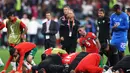 Para pemain Maroko tetap bersujud syukur dan berterima kasih kepada penonton usai pertandingan melawan Prancis pada semifinal Piala Dunia 2022 di Stadion Al-Bayt di Al Khor, Doha, Kamis (15/12/2022). Maroko kalah dari Prancis 2-0 dan gagal melaju ke final Piala Dunia 2022. (AFP/ADRIAN DENNIS)