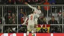 Perayaan gol Van Dijk pada leg kedua, babak 16 besar Liga Champions yang berlangsung di Stadion Allianz Arena, Munchen, Kamis (14/3). Liverpool menang 3-1. (AFP/Odd Andersen)