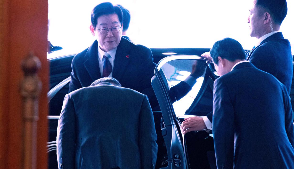 Bersamaan dengan itu, nama resmi kantor kepresidenan juga akan kembali menggunakan nama Cheong Wa Dae. Tampak dalam foto, Presiden Korea Selatan Lee Jae Myung (kiri) saat tiba di kantor kepresidenan Cheong Wa Dae, atau Gedung Biru di Seoul, Senin, 29 Desember 2025. (Jeoon Heon-Kyun/Pool Photo via AP)