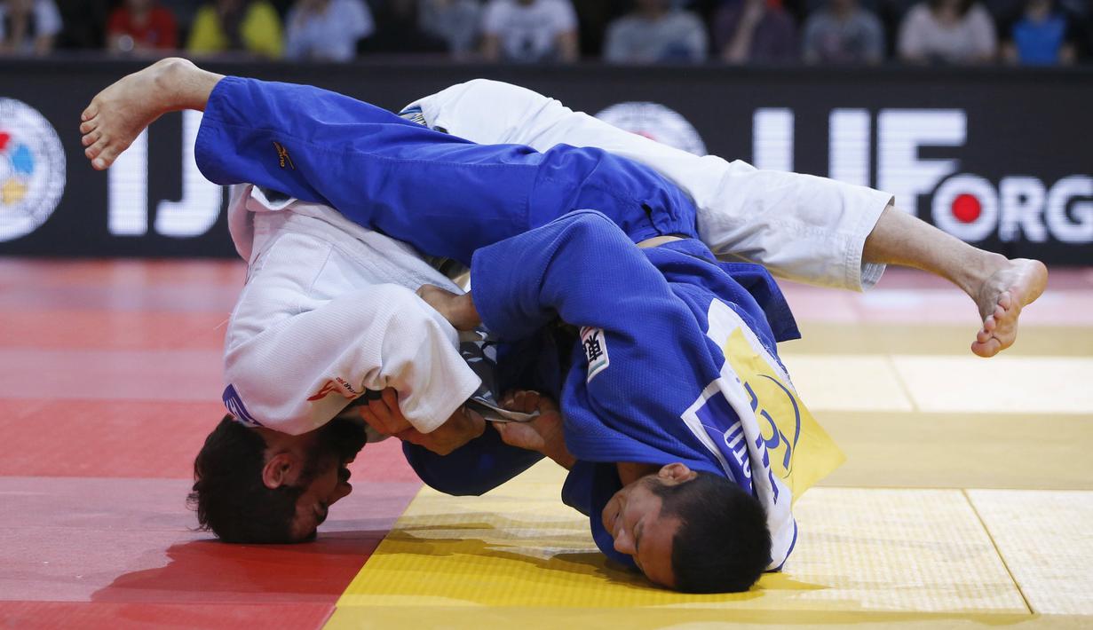 Pejudo Jepang, Hiroyuki Akimoto (kanan), bertanding dengan pejudo Georgia, Nugzari Tatalashvili, di kelas 73 Kg dalam kejuaraan Paris International Grand Slam di Prancis, (6/2/2016). (Reuters/Charles Platiau)