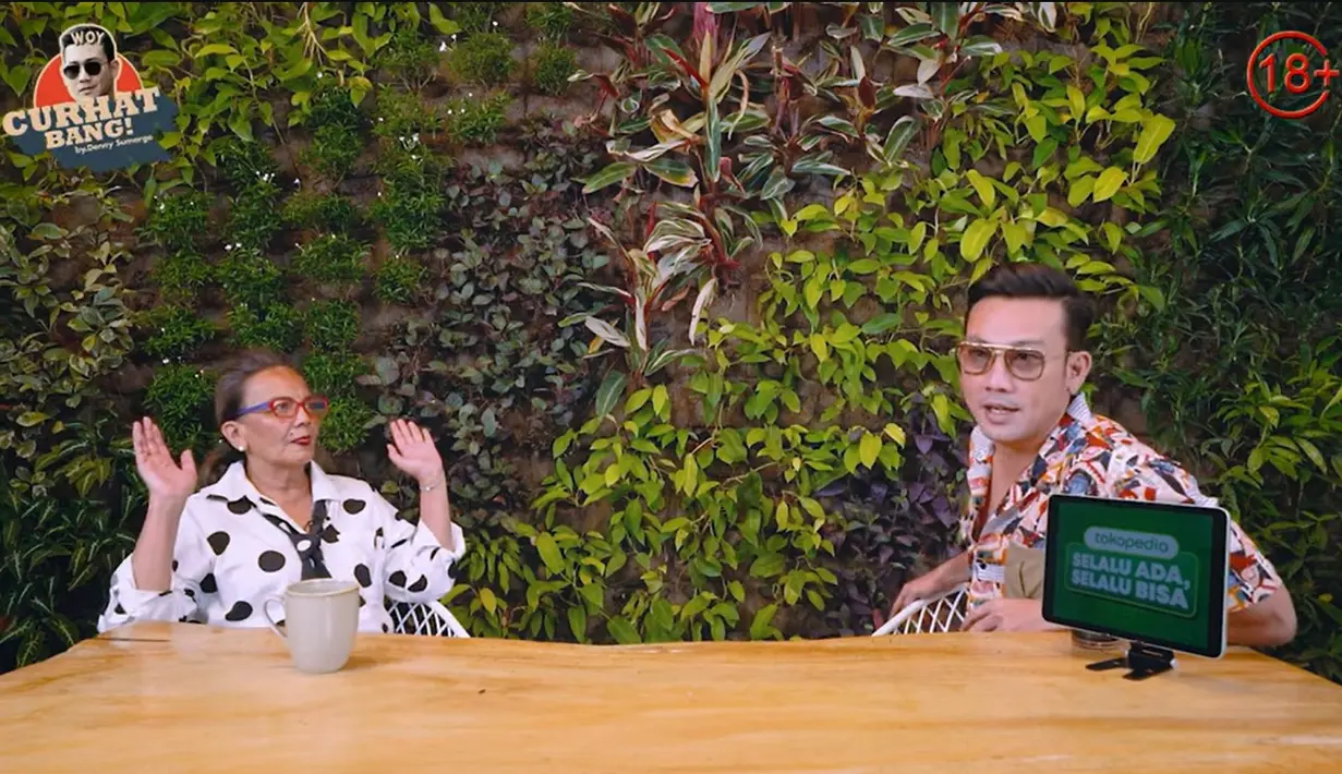 Bahkan, tidak sedikit yang menyebut seorang mualaf hingga non muslim karena melihat namanya. Saat menjadi bintang tamu Curhat Bang Denny Sumargo, artis kelahiran Jambi itu menceritakan asal usul namanya. Ia menegaskan sejak lahir sebagai muslim. [Youtube/CURHAT BANG Denny Sumargo]