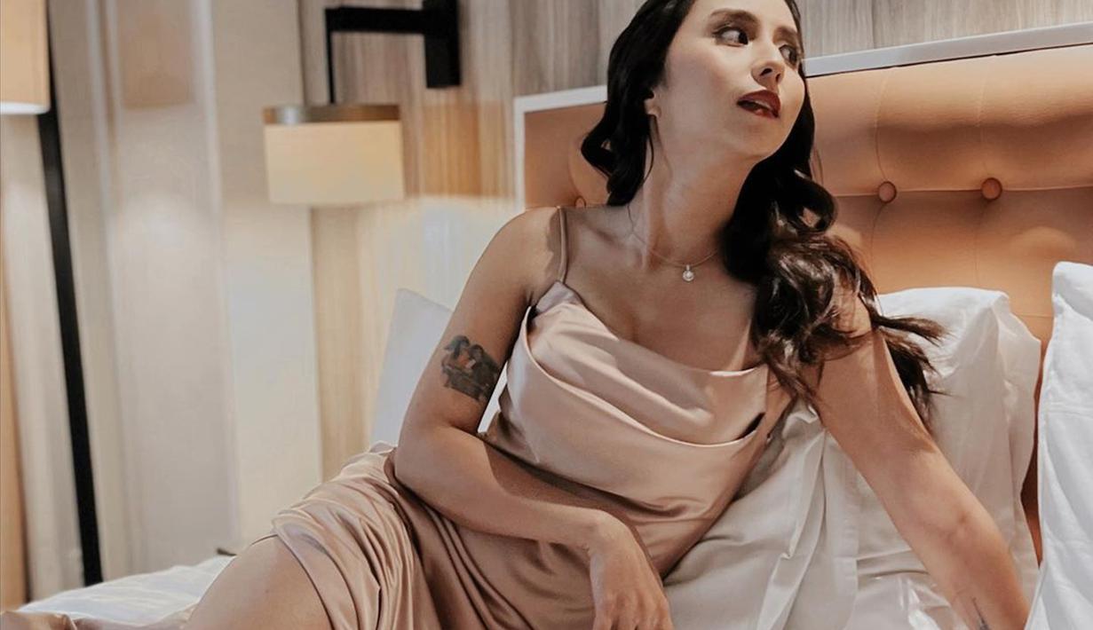 Clairine Clay memiliki tato di lengan kanannya. Tato tersebut adalah foto orang tua Clairine Clay. Pelantun lagu Sama-Sama Berbeda terlhat begitu bangga tunjukkan tato foto orang tuanya. Rasa sayang Clairine tercurahkan melalui tato di lengan kanan. (Liputan6.com/IG/@clairineclay)