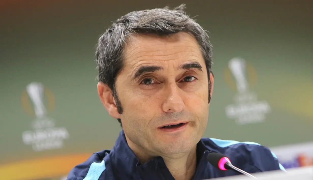 Ernesto Valverde saat menghadiri konferensi pers di Marseille, Prancis pada tanggal 18 Februari 2016. Sebelumnya, Valverde pernah membela Barcelona sebagai pemain antara 1988 dan 1990.(AP Photo/Claude Paris, File)