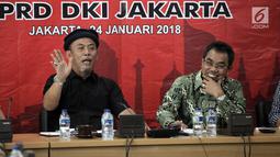 Ketua Fraksi PDI Perjuangan DPRD DKI Jakarta Gembong Warsono didampingi penasehat fraksi Prasetio Edi Marsudi (kiri) saat memberikan keterangan pers 100 hari kinerja Anies-Sandi di Gedung DPRD DKI Jakarta, Rabu (24/1). (Liputan6.com/Arya Manggala)