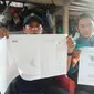 Eko Purnomo bersama adiknya Bagus Tri Wahyudi menunjukkan sertifikat rumah dan denah BPN