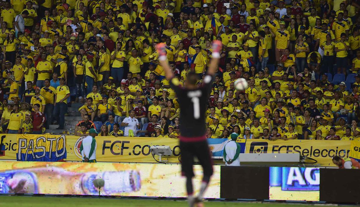 Kiper Argentina Sergio Romero merayakan kemenangan dihadapan pendukung Kolombia pada laga kualifikasi Piala Dunia Russia 2018 zona CONMEBOL di  Stadion Metropolitano Roberto Melendez, Barranquilla, Rabu (18/11/2015) dini hari WIB. (AFP Photo/Luis Robayo)
