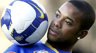 Brazilian forward Robinho controls the ball during a training session at Mineirao Stadium in Belo Horizonte, Minas Gerais, on June 17, 2008. AFP PHOTO/Antonio Scorza