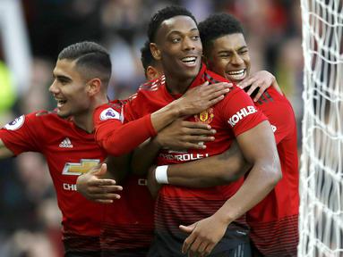 Para pemain Manchester United merayakan gol yang dicetak oleh Anthony Martial ke gawang Watford pada laga Premier League di Stadion Old Trafford, Sabtu (30/3). Manchester United menang 2-1 atas Watford. (AP/Martin Rickett)