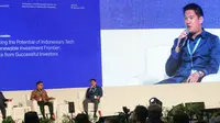 Presiden Direktur PT Saratoga Investama Sedaya, Tbk. Michael William P. Soeryadjaya (kanan) saat diskusi panel bersama Presiden Direktur Adaro Energy Garibaldi Thohir dan Co-Founder dan Co-Managing Northstar Group Patrick Walujo dalam acara Saratoga Investmen Summit 2023 di Jakarta, (26/1/2022). (Liputan6.com)