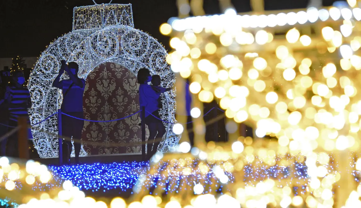 Orang-orang mengunjungi Christmas Wonderland di Gardens by the Bay, Singapura (11/12/2020). Pemandangan yang mempesona dan tontonan Natal disajikan ditempat ini. (Xinhua/Then Chih Wey)