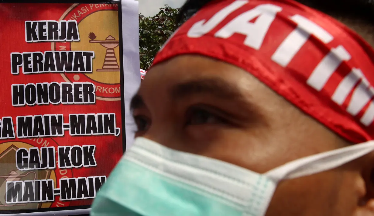 Poster yang dibawa para perawat honorer Indonesia saat menggelar unjuk rasa di depan Gedung DPR, Jakarta, Kamis (16/3). Dalam unjuk rasanya mereka meminta kepada pemerintah kususnya DPR untuk diangkat menjadi PNS.(Liputan6.com/Johan Tallo)