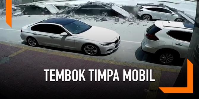 VIDEO: Detik-Detik Tembok Pinggir Jalan Timpa Belasan Mobil Parkir