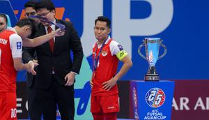 Kapten Timnas Futsal Indonesia, Mochammad Iqbal Rahmattulah, menatap trofi juara Piala Asia Futsal 2026 yang gagal diraih setelah kalah dari Iran pada laga final yang berlangsung di Indonesia Arena, Jakarta, Sabtu (7/2/2026). (Bola.com/Bagaskara Lazuardi)