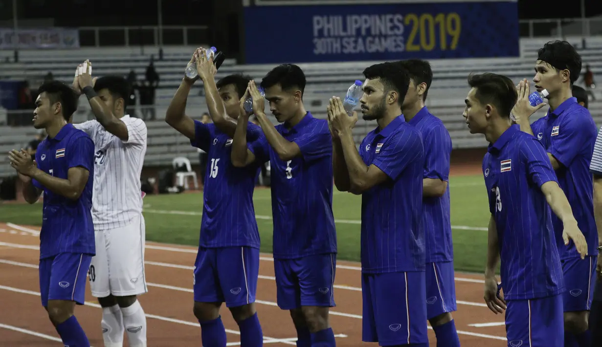 Para pemain Thailand memberikan salam usai dikalahkan Timnas Indonesia U-22 pada laga SEA Games 2019 di Stadion Rizal Memorial, Manila, Selasa (26/11). Indonesia menang 2-0 atas Thailand. (Bola.com/M Iqbal Ichsan)