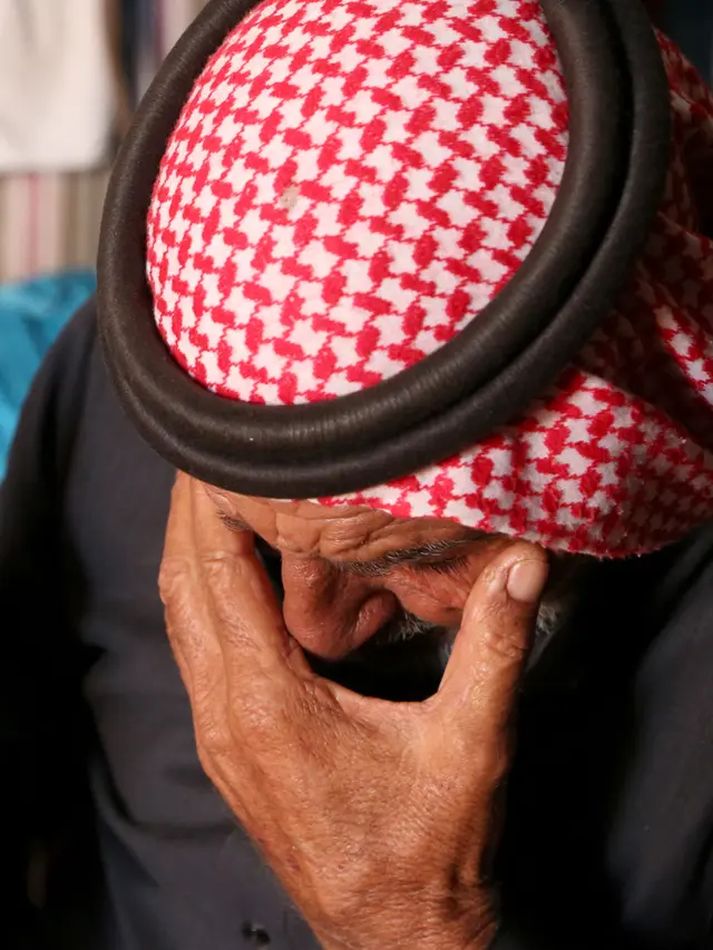 Potret haru Kakek 83 tahun bernama Abderrazaq Khatoun rawat 11 cucunya yang yatim piatu (foto: Ahmad al-ATRASH/AFP)