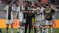 Para pemain Jerman merayakan kemenangan atas Spanyol pada perempat final Piala Dunia U-17 di Jakarta International Stadium, Jumat, 24 November 2023. (AP Photo/Achmad Ibrahim)