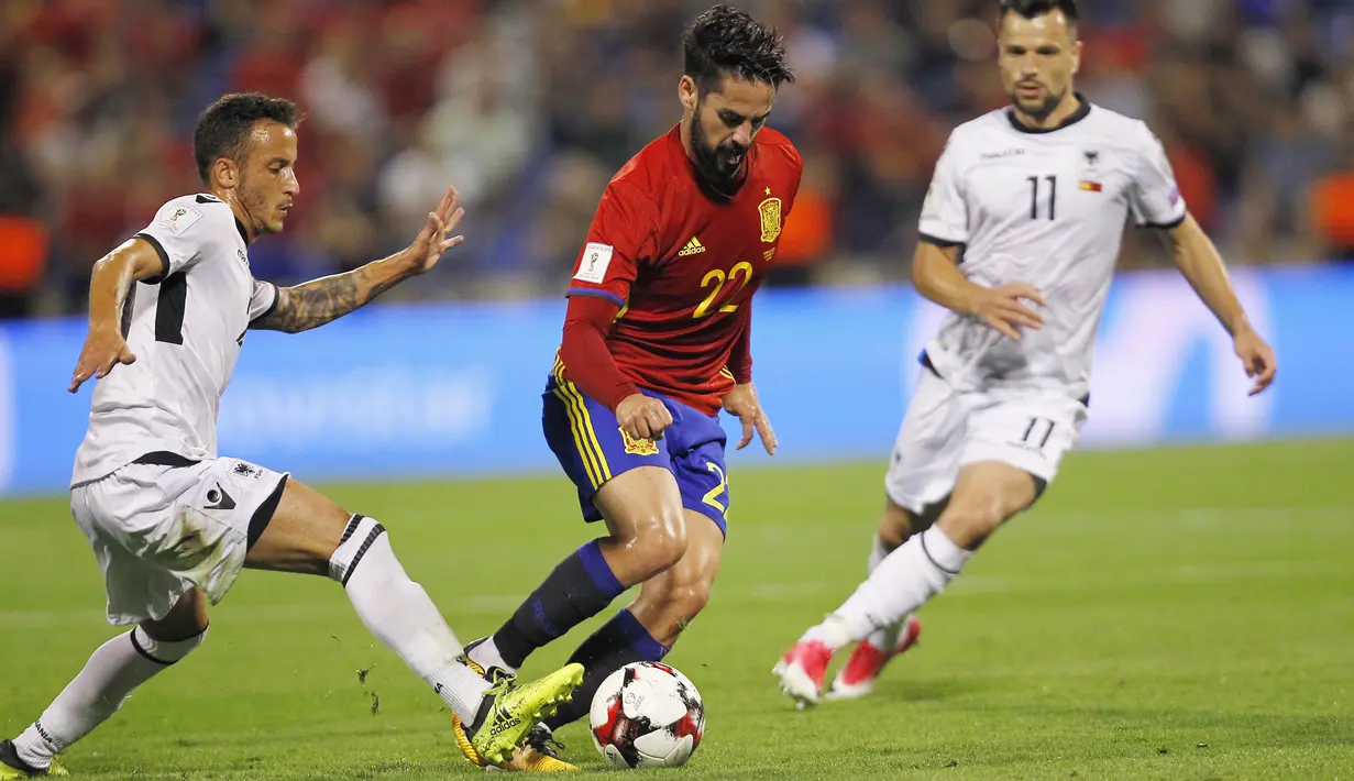 Gelandang Spanyol, Isco, berusaha melewati pemain Albania pada laga Kualifikasi Piala Dunia 2018 di Stadion Rico Perez, Jumat (6/10/2017). Spanyol menang 3-0 atas Albania. (AP/Alberto Saiz)