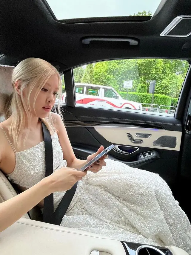 9 Gaya Elegan Rose BLACKPINK Pakai Gaun Cut Out Putih Saat Hadiri Acara Tiffany & Co, Akrab dengan Florence Pugh dan Gal Gadot