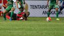 Boaz Solossa terjatuh saat dihadang para pemain PS TNI pada laga Torabika SC 2016 di Stadion Pakansari, Bogor, Minggu (19/6/2016). Persipura Menang 3-1. (Bola.com/Nicklas Hanoatubun)
