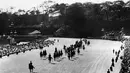 Kereta kerajaan yang membawa Putra Mahkota Jepang Akihito dan pengantin Michiko Shoda pada hari pernikahan mereka di Istana Kerajaan di Tokyo, pada 10 April 1959. (AFP Photo)