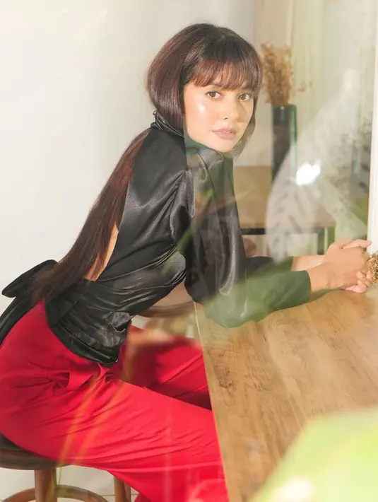 Aura kecantikan pemeran Dinda di film Story of Dinda ini memang selalu terpancarkan. Tatapan matanya berhasil membuat banyak orang terpukau. Tak heran jika banyak yang menyukai Aurelie Moeremans karena penampilannya selalu netizen terpukau. (Liputan6.com/IG/@aurelie)