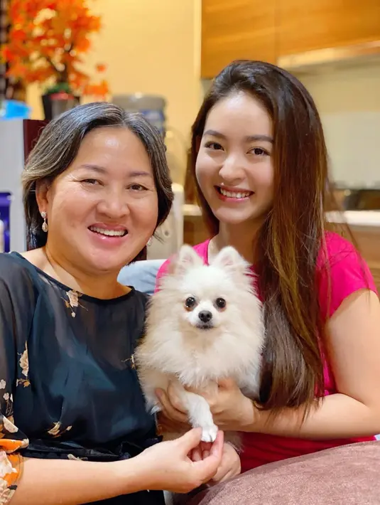 Pemain sinetron Anak Band ini kerap nongkrong bareng dan membawa binatang kesayangannya. Ini momen Natasha Wilona bareng ibu dan anjing kesayangannya jalan-jalan bareng.(Liputan6.com/IG/@natashawilona12)
