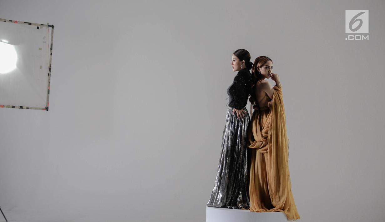 Cita Citata dan Sarwendah saat proses syuting video klip di kawasan Jakarta, Senin (15/10). Syuting video klip tersebut meremake lagu dari Sandra Dewi berjudul ku akui hati ini. (Liputan6.com/Faizal Fanani)