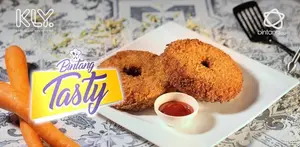DONAT MIE  Bahan yang diperlukan:	 1 Bungkus indomie Goreng 1 Butir Telur 100 Gr Kornet 50 Gr Bawang Bombay 100 Gr Mozarella Parut / Keju Cheddar  Bahan Pelapis : 3 SDM Tepung Terigu Air Secukupnya Garam Secukupnya Tepung Roti Secukupnya  Cara Membua...