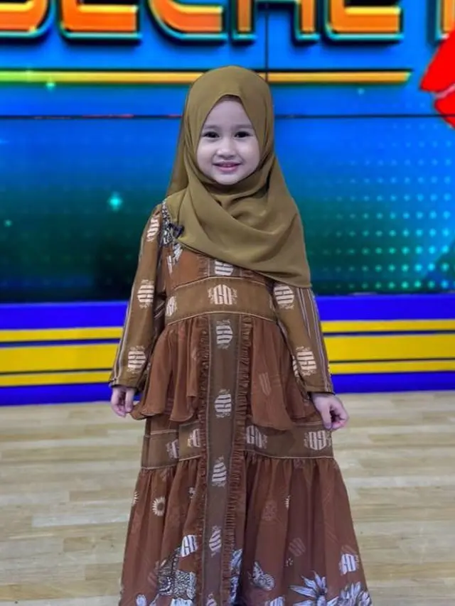 Khalisa temani Kartika Putri untuk syuting salah satu program di televisi