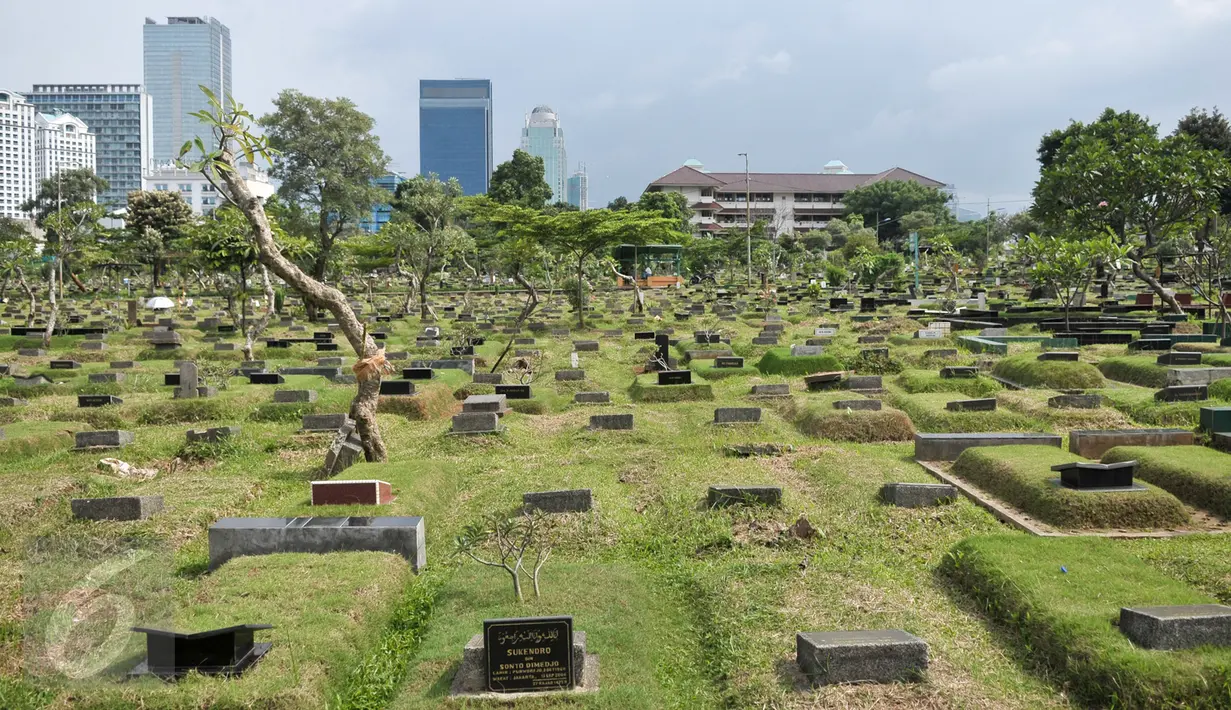 Sejumlah makam yang berada di Taman Pemakaman Umum (TPU) Karet Bivak, Jakarta, Rabu (1/3). Dinas Kehutanan akan segera memperluas TPU Karet Bivak mengingat kebutuhan lahan untuk pemakaman di DKI Jakarta saat ini sangat tinggi. (Liputan6.com/Yoppy Renato)