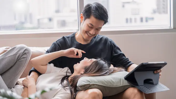 perempuan dan pasangan berdua di sofa