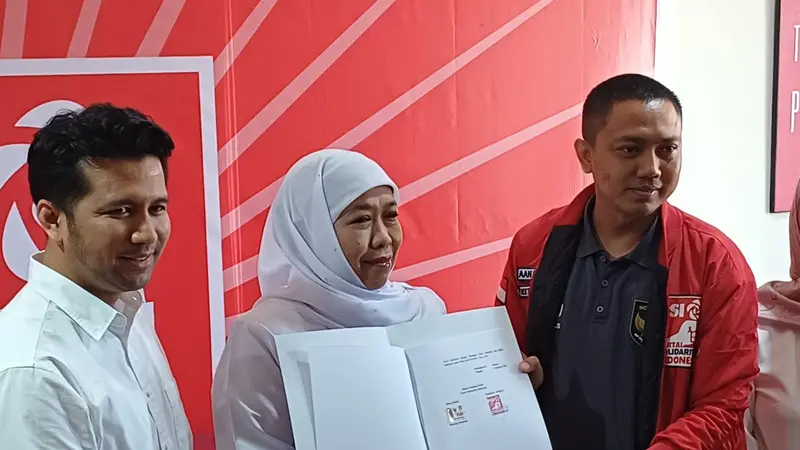 Khofifah Indar Parawansa dan Emil Elistiano Dardak menerima surat rekomendasi dukungan Pilkada Jawa Timur (Jatim) dari Partai Solidaritas Indonesia (PSI).