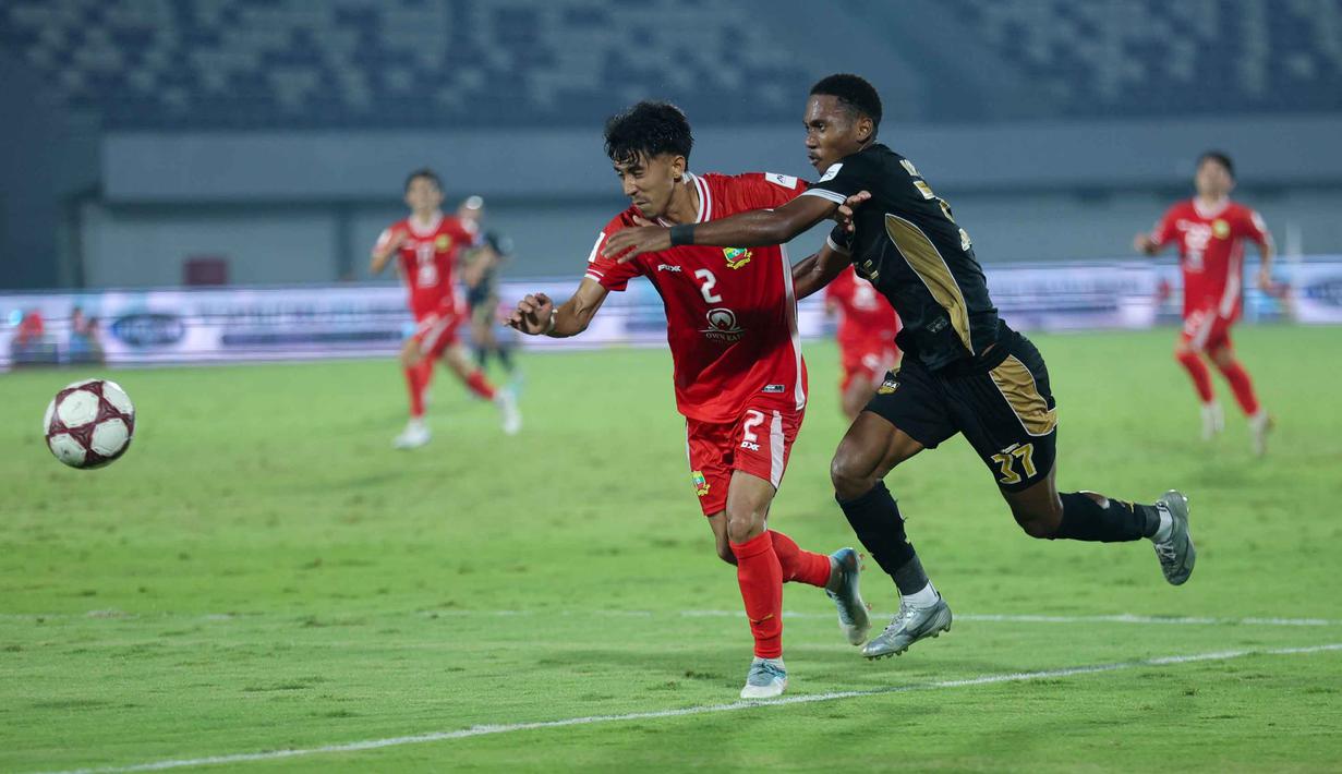 Kemenangan ini memastikan Dewa United finis sebagai juara Grup E AFC Challenge League 2025-2026 dengan torehan 7 poin. Tampak dalam foto, pemain Dewa United, Altalariq Ballah saat melawan Shan United pada matchday ketiga Grup E AFC Challange League 2025-2026 di Stadion Indomilk Arena, Tangerang, Sabtu (1/11/2025) malam WIB. (Bola.com/M Iqbal Ichsan)