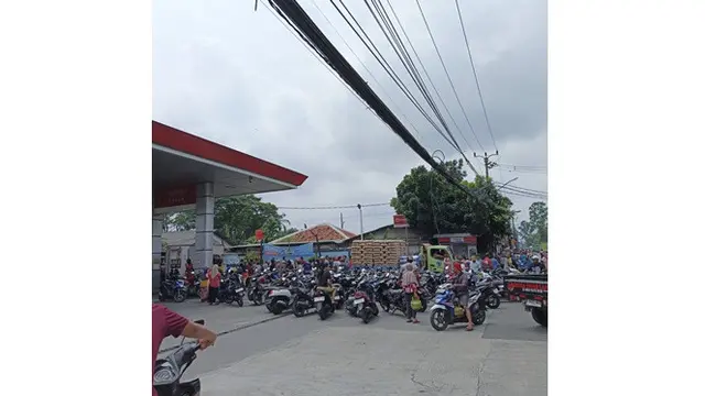 6 Potret Orang Antre Gas LPG 3 Kg, Rela Terjang Panas dan Hujan