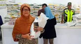 Warga mengambil beras bantuan sosial di Kantor Kelurahan Meruyung, Depok, Jawa Barat, Selasa (26/9/2023). Badan Pangan Nasional (Bapanas) menugaskan Perum Bulog membagikan Bantuan Sosial (Bansos) berupa beras kepada masyarakat berpendapatan rendah selama 3 bulan masing-masing 10 kg per keluarga penerima manfaat (KPM). (merdeka.com/Arie Basuki)