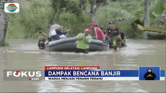 Banjir Rendam Lampung, Warga Beraktivitas Gunakan Perahu