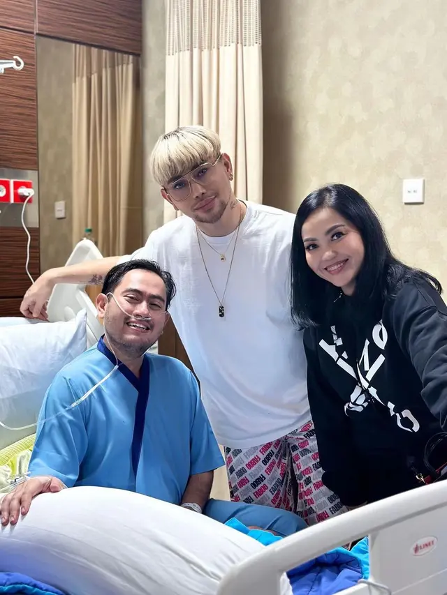 7 Potret Artis saat Jenguk King Nassar di Rumah Sakit, Beri Dukungan
