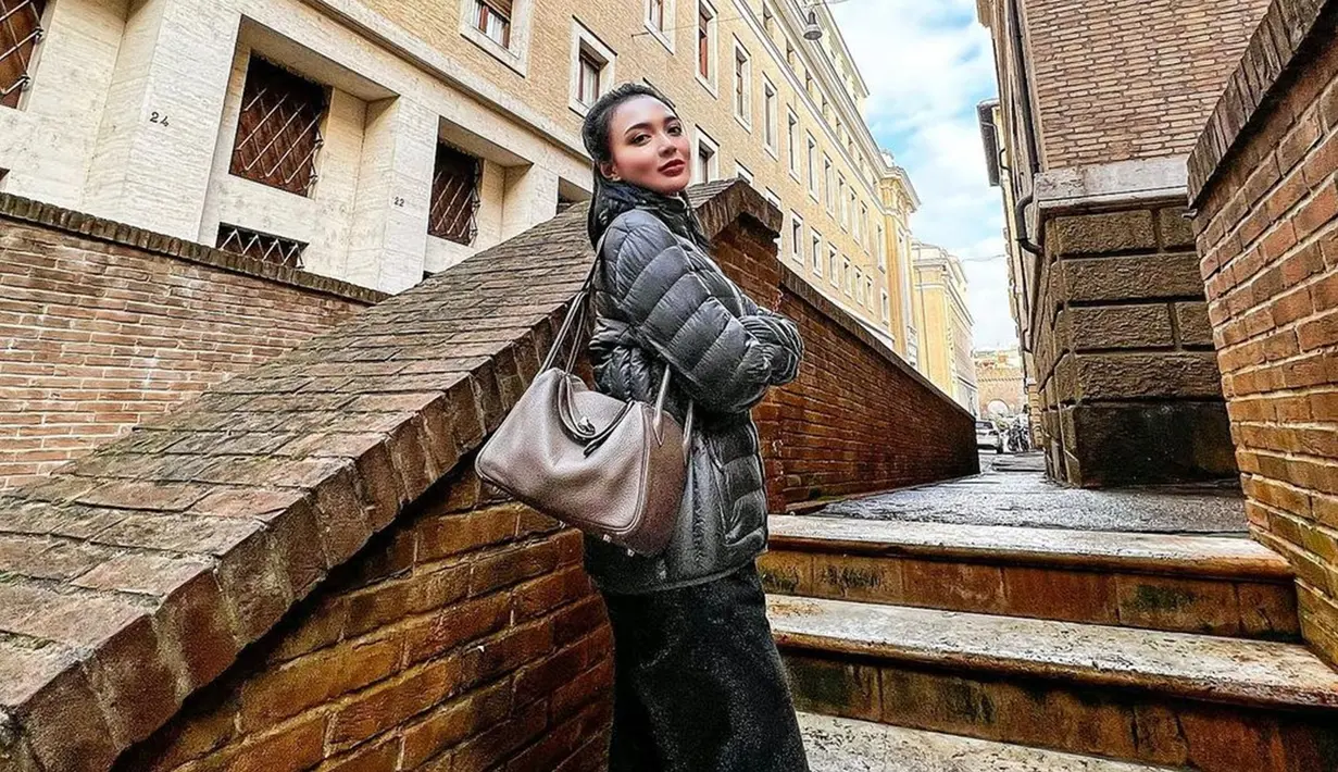 Dalam unggahan di akun Instagram, Wika Salim tampak begitu menikmati waktu selama liburan di Italia. Dirinya juga menyempatkan waktu untuk berkunjung ke Vatican City di Roma. (Liputan6.com/IG/@wikasalim)
