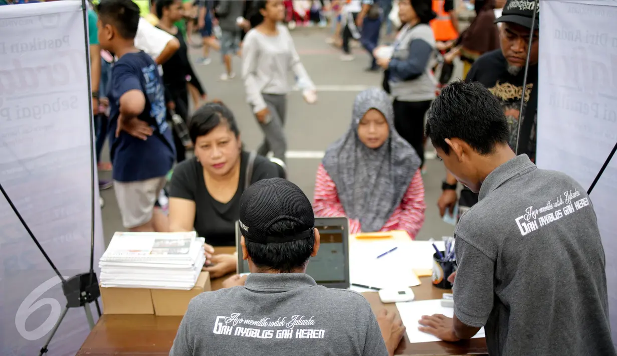 Petugas KPUD Jakarta saat melakukan pemeriksaan data pemilih yang terdaftar sebagai pemilih tetap jelang Pilkada DKI 2017 putaran kedua, di kawasan Bundaran HI, Jakarta, Minggu (26/3). (Liputan6.com/Faizal Fanani)