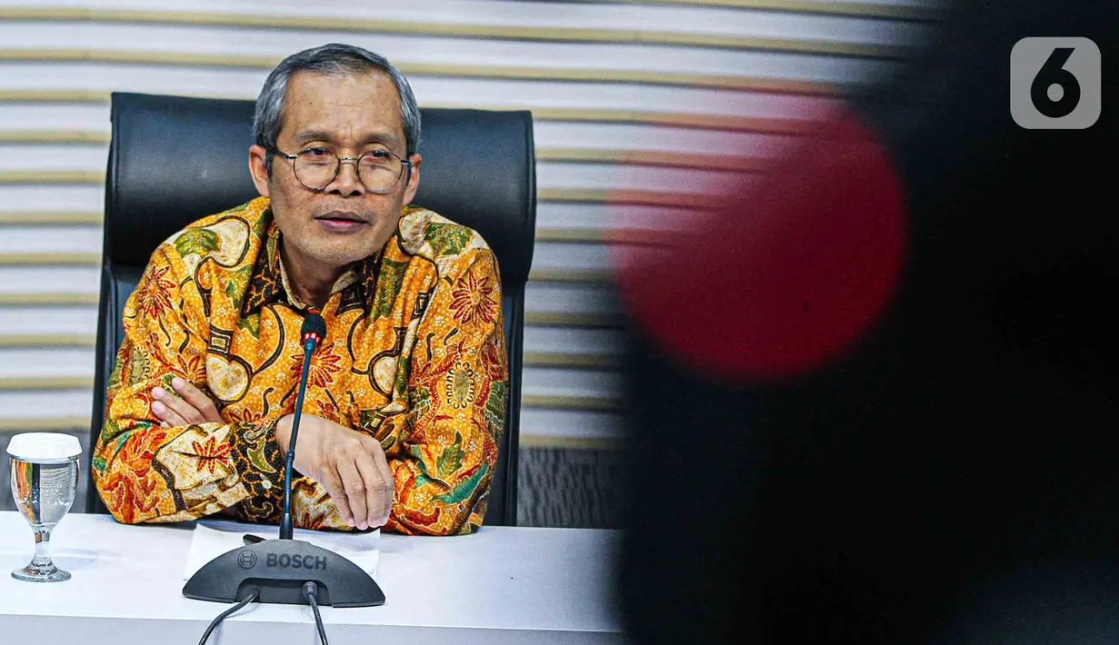 Wakil Ketua Komisi Pemberantasan Korupsi (KPK) Alexander Marwata memberikan keterangan terkait penetapan tersangka Ketua KPK Firli Bahuri saat konferensi pers di gedung Merah Putih KPK, Jakarta Selatan, Kamis (23/11/2023). (Liputan6.com/Faizal Fanani)