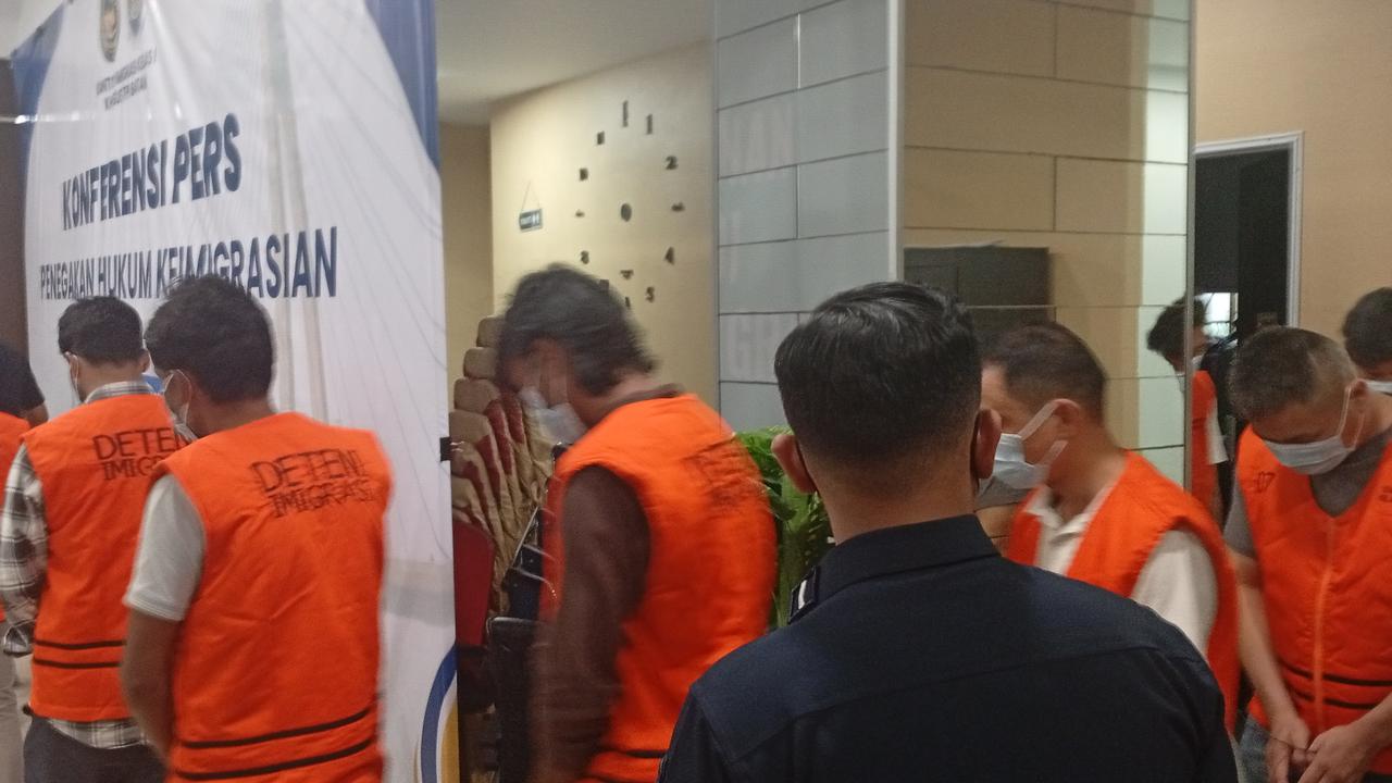 Imigrasi Batam deportasi 6 WNA karena menyalahi aturan