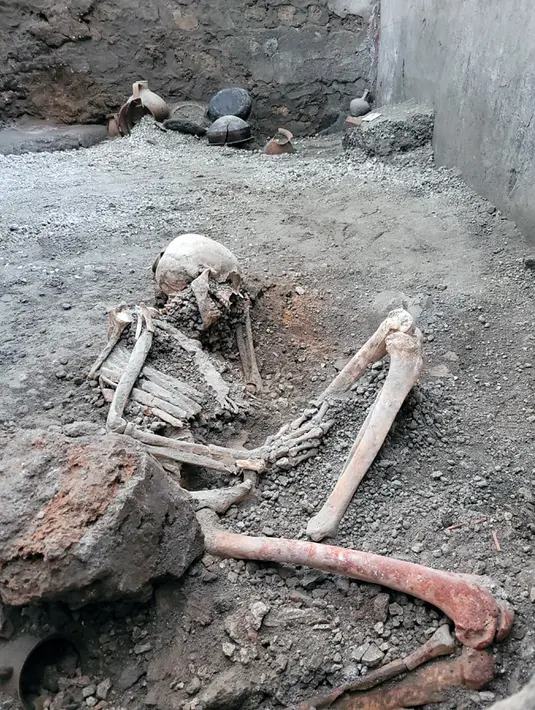 Dua kerangka manusia ditemukan di Taman Arkeologi Pompeii tersebut. (Handout/Parco Archeologico di Pompei press office/AFP)