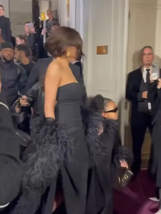 Stormi melengkapi penampilannya dengan tas hitam dan ibu serta putrinya mengenakan anting emas. Milik Kylie terlalu besar dan penuh hiasan, sedangkan milik Stormi sedikit lebih sederhana.
hingga kacamata hitam. [@majorversace]