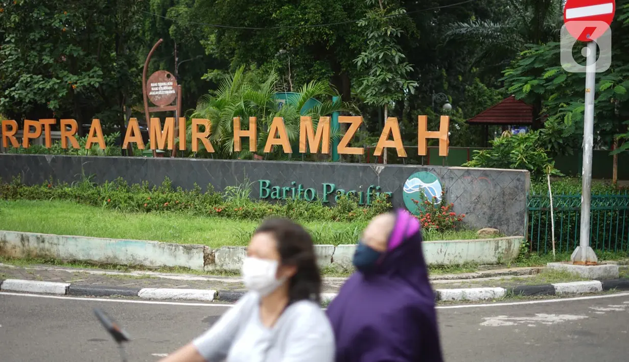 Pengendara melintasi Ruang Publik Terpadu Ramah Anak (RPTRA) Amir Hamzah yang ditutup di kawasan Menteng, Jakarta, Selasa (21/4/2020). Pemerintah Provinsi (Pemprov) DKI Jakarta menutup RPTRA di masa penerapan Pembatasan Sosial Berskala Besar (PSBB). (Liputan6.com/Immanuel Antonius)