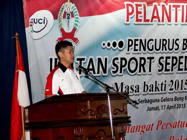 Ketua Umum PB Ikatan Sport Sepeda Indonesia (ISSI), Raja Sapta Oktohari memberikan kata sambutan usai pelantikan PB ISSI Masa Bakti 2015-2019 di Gedung Serba Guna Senayan, Jakarta, Jumat (17/4/2015). (Liputan6.com/Helmi Afandi)