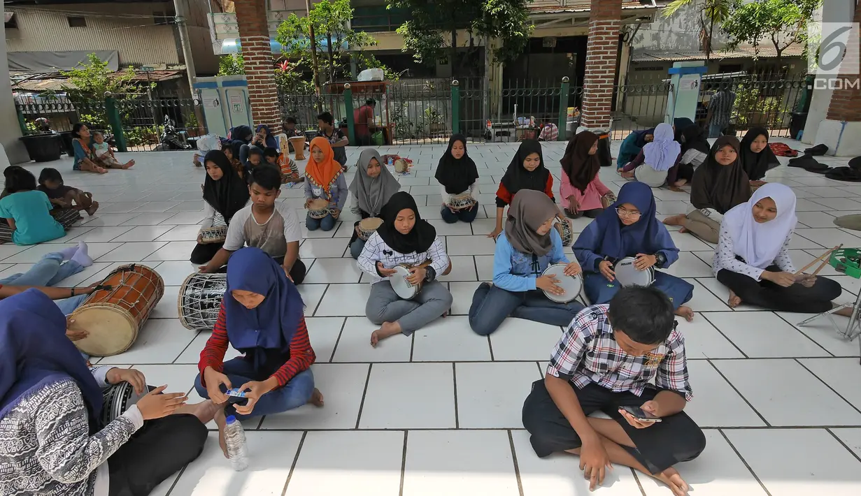 Anak-anak bermain musik di RPTRA kawasan Mangga Dua Selatan, Jakarta, Minggu (6/5). Sebelum dirubah menjadi RPTRA dua tahun lalu, kolong rel kereta tersebut merupakan tempat parkir dan tempat sampah. (Liputan6.com/Herman Zakharia)